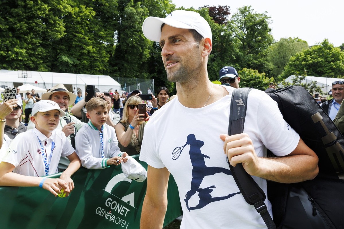 epa11355834 Novak Djokovic of Serbia arrives for a training session at the ATP 250 Geneva Open tournament in Geneva, Switzerland, 20 May 2024. EPA/SALVATORE DI NOLFI