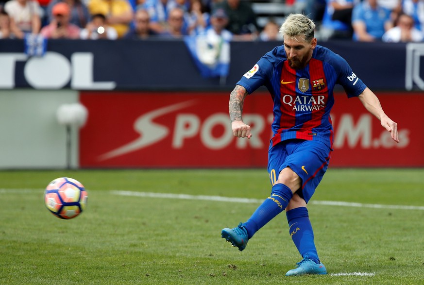 Football Soccer - Spanish Liga Santander - Leganes v Barcelona - Butarque stadium, Leganes, Spain 17/09/16 Barcelona&#039;s Lionel Messi scores a goal from the penalty spot. REUTERS/Sergio Perez