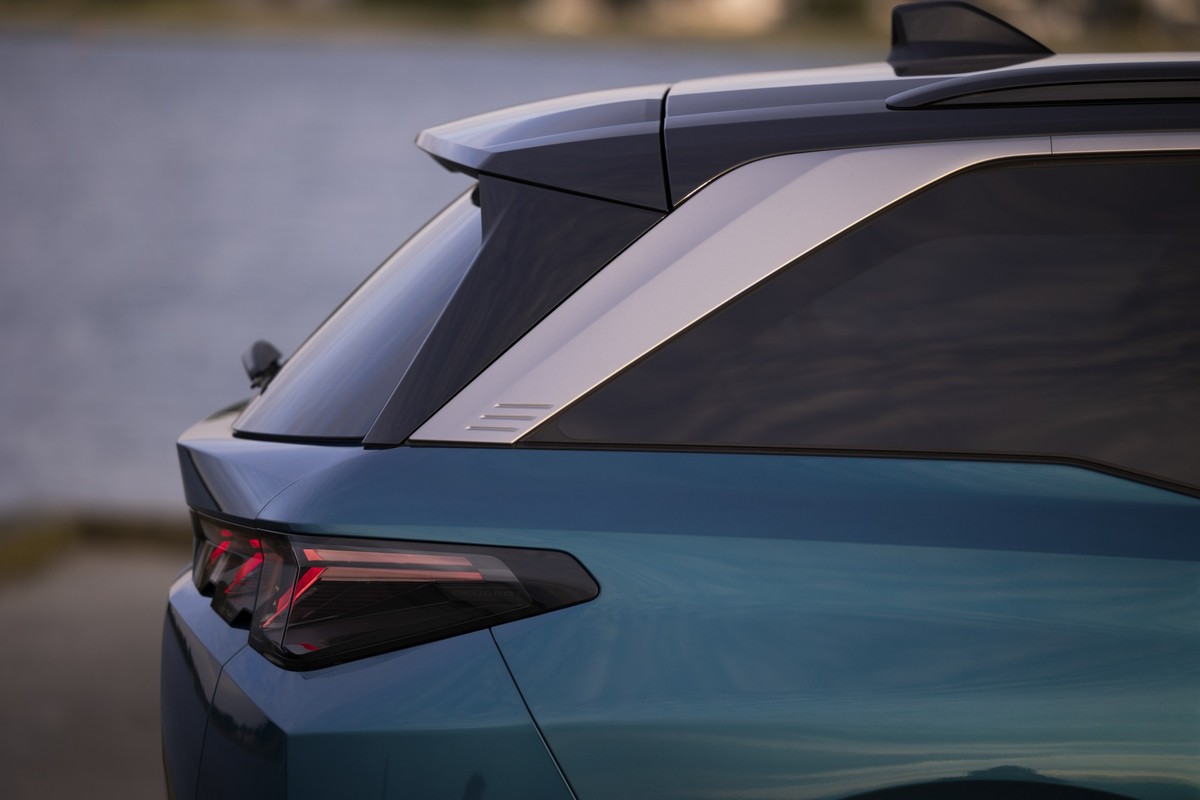 Peugeot e-5008