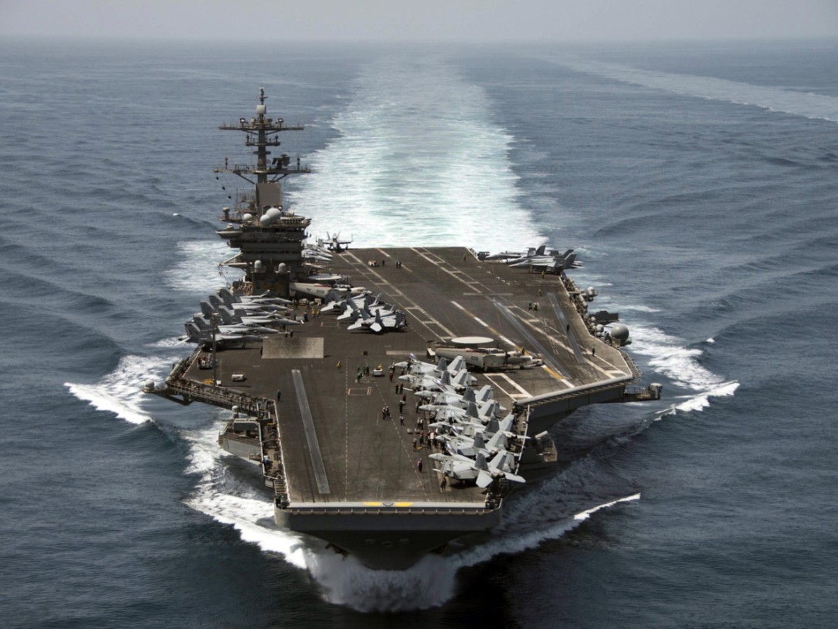 ARCHIV - Das von der US-Marine zur Verfügung gestellte Luftbild zeigt den Flugzeugträger «USS Theodore Roosevelt». Foto: Mc3 Anthony N. Hilkowski / Hando/US NAVY/dpa