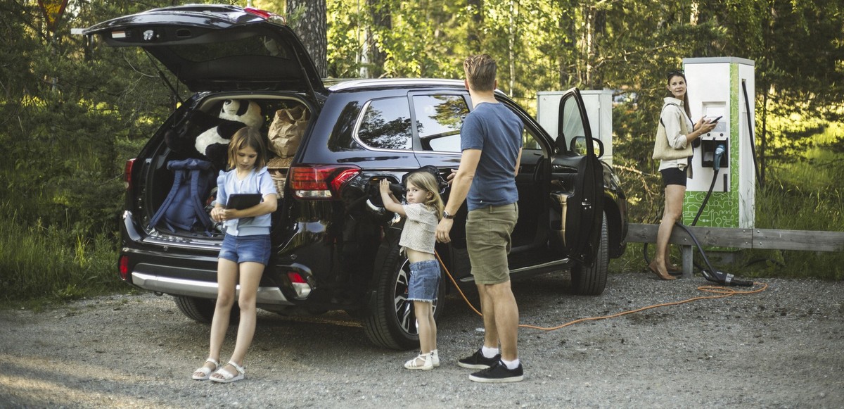 Familie lädt gerade ihr E-Auto