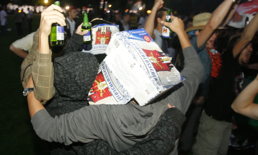 Und dann die Hände zum Himmel ... Schweizer Jugendliche trinken wieder öfters bis zum Umfallen.&nbsp;