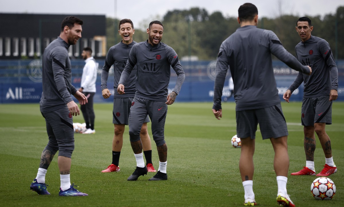 epa09491214 Paris Saint Germain's Neymar Jr (C) and Paris Saint Germain's Lionel Messi (L) attend a training session at the Ooredoo training center in Sa?int-Germain en Laye, near Paris, Fra ...