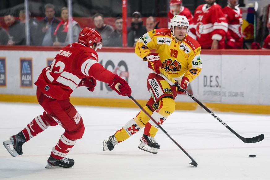 L&#039;attaquant lausannois Miikka Salomaeki, gauche, lutte pour le puck avec l&#039;attaquant biennois Jesper Olofsson, droite, lors du match du championnat suisse de hockey sur glace de National Lea ...