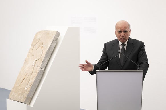 Stellvertretender Premierminister und Aussenminister der Republik Irak, Herrn Fouad Hussein spricht neben einem Eckrelief, aus dem 8. Jahrhundert v. Chr., waehrend der feierlichen Rueckgabe von Kultur ...