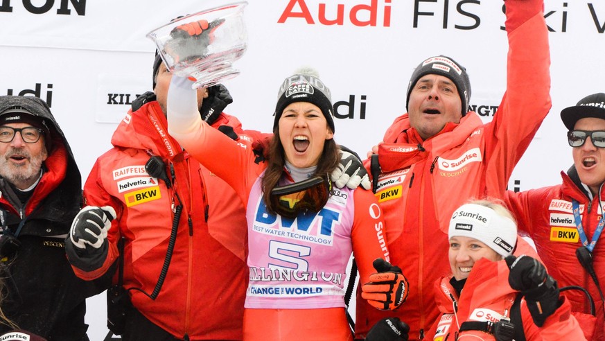 November 27, 2022, Killington, Vemont, United States: Wendy Holdener of Switzerland and her team celebrate after she won the slalom FIS Alpine Ski Race in Killington Vermont Killington United States - ...