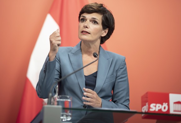 epa08622321 Leader of Austrian Social Democratic Party (SPOe) Pamela Rendi-Wagner speaks during a press conference with German Minister of Finance and Social Democratic Party (SPD) candidate for chanc ...