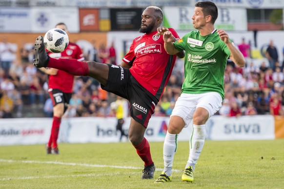 Le joueur valaisan Joel Abanda, gauche, lutte pour le ballon avec le joueur st-gallois Moreno Costanzo, droite, lors de la rencontre de Coupe de Suisse entre Le FC Monthey et FC St. Gallen le samedi 1 ...