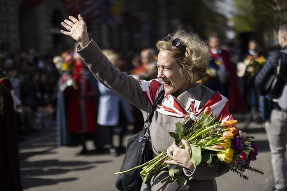 Corine Mauch, Stadtpraesidentin Zuerich gruesst die Besucher am traditionellen Umzug der Zuenfte am Zuercher Sechselaeuten, aufgenommen am Montag, 17. April 2023, in Zuerich. (KEYSTONE/Michael Buholze ...