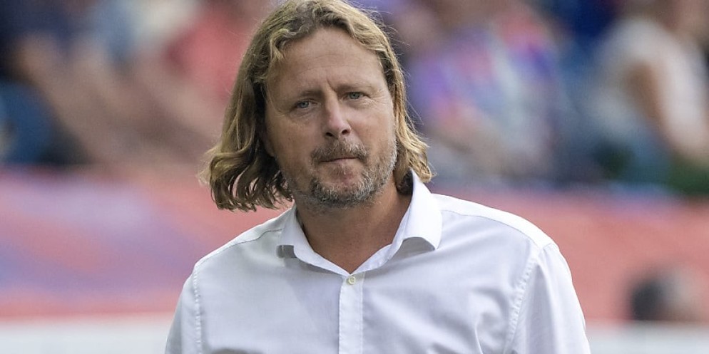 Sänger Elijah Salomon singt die inoffizielle FCZ-Hymne «Nüt chan eus tränne» an der Meisterfeier. Der 34-jährige ist, seit er klein ist, grosser Fan des FC Zürich.