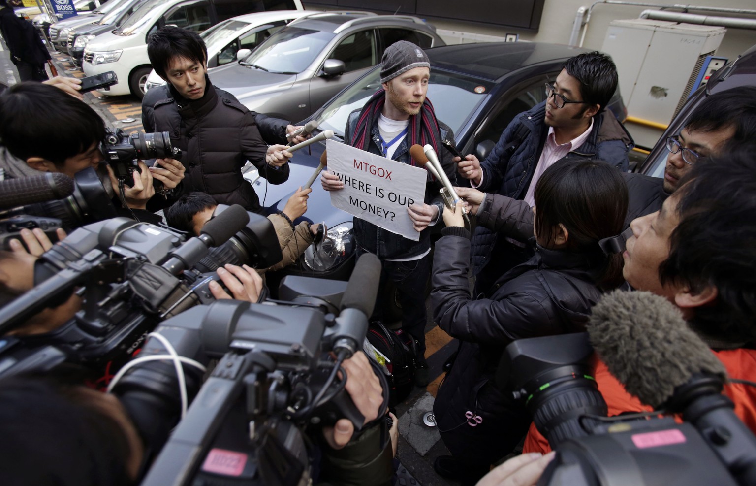 Ein geprellter Bitcoin-Anhänger gibt Journalisten vor dem Hauptquartier von Mt. Gox in Tokio ein Interview.&nbsp;
