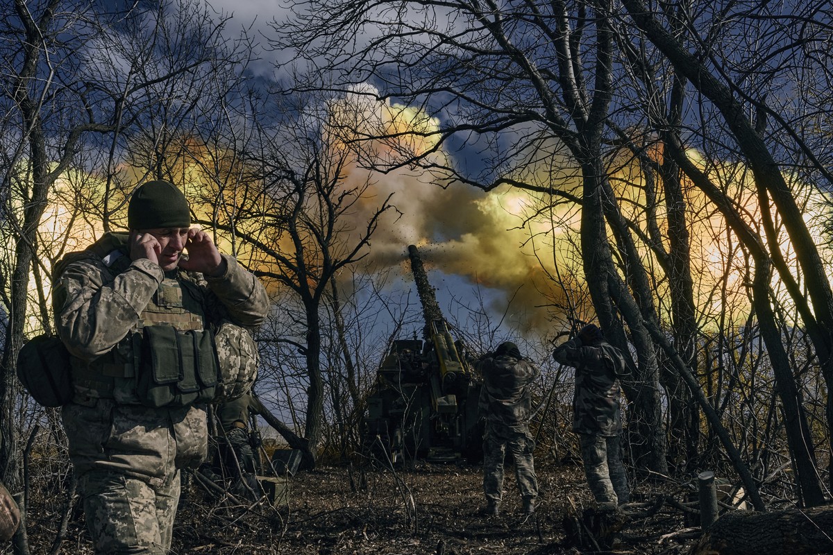 Des soldats ukrainiens tirent un obusier en direction des positions russes près de Bakhmout.