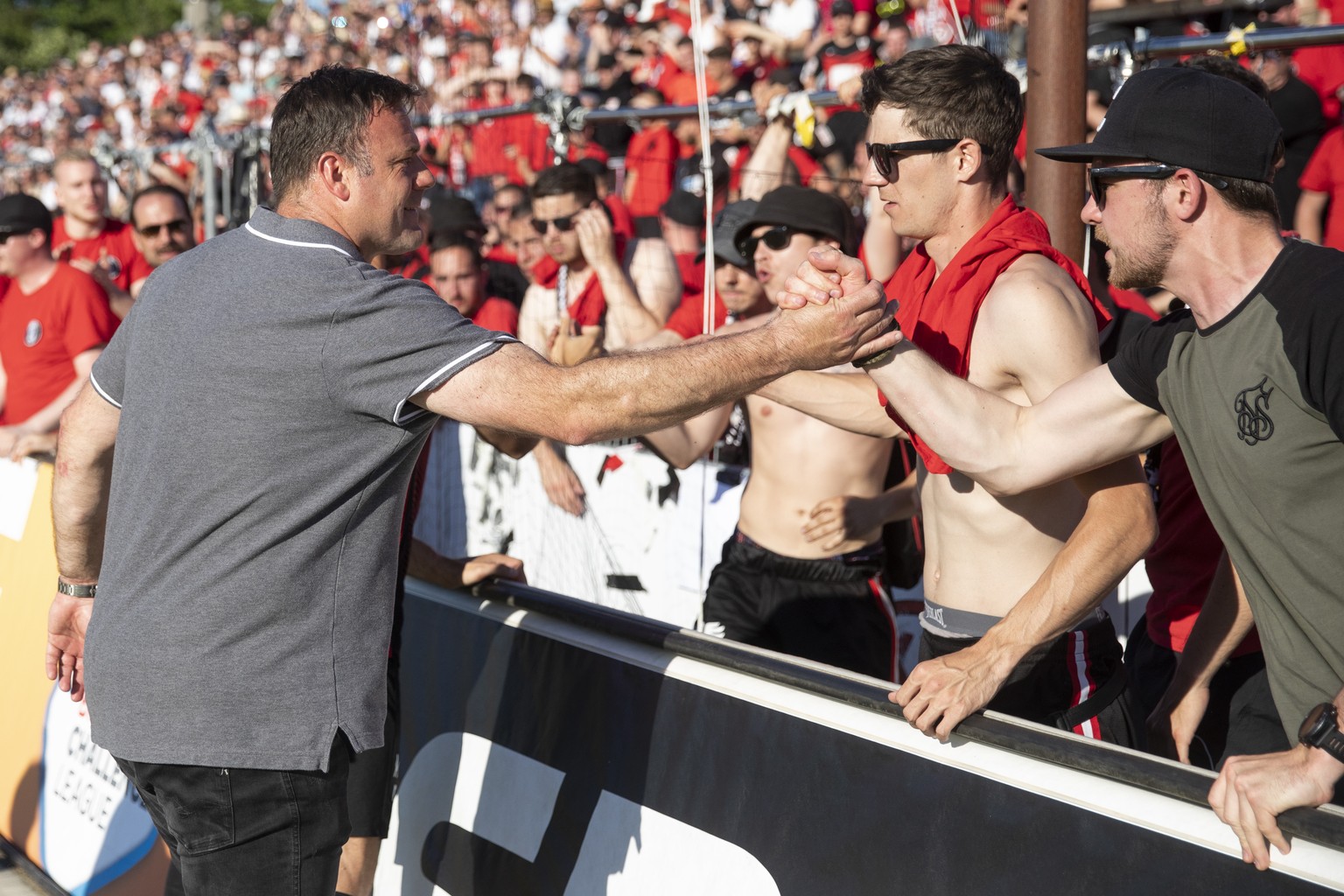 Aaraus Trainer Patrick Rahmen und Stefan Maierhofer bedanken sich bei den Fans nach dem Penaltyschiessen, im Barrage Rueckspiel zwischen dem FC Aarau und Neuchatel Xamax FCS, am Sonntag 2. Juni 2019,  ...