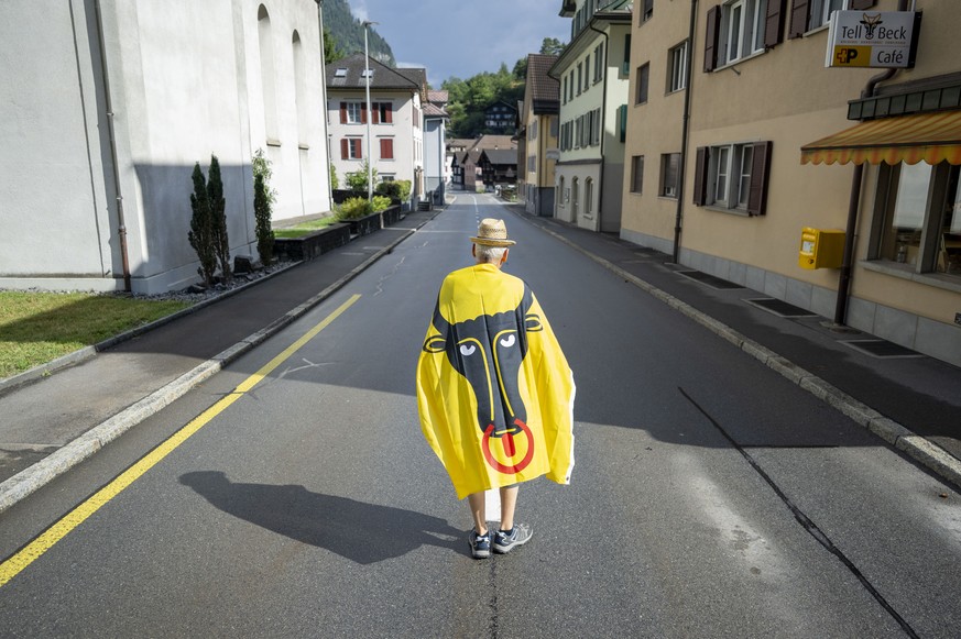 KEYPIX - Ein seltenes Bild mit einer Autofreien Dorfstrasse im Amsteg. Rund 60 Bewohner aus allen Urner Gemeinden Protestieren mit einem Fussgaengerstreifen Aktion gegen den starken Aussweichverkehr a ...