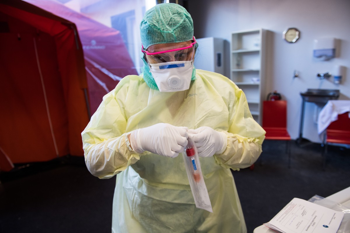Eine Aussengarage wird genutzt fuer die Triage am Eingang des Spitals Moncucco in Lugano am Dienstag, 17. Maerz 2020. Die Klinik Moncucco in Lugano ist eines von zwei medizinischen Zentren im Kanton T ...