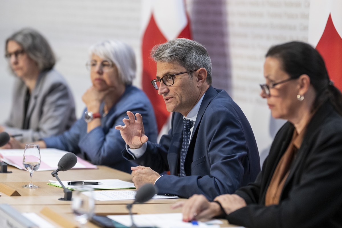 Lukas Engelberger, Regierungsrat und Praesident der Konferenz der kantonalen Gesundheitsdirektorinnen und -direktoren GDK, 2. von rechts, spricht zu den Medien neben von rechts, Vizekanzlerin Nicole L ...