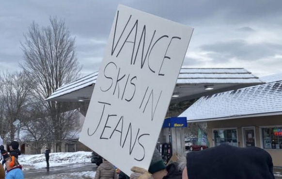 «Vance fährt in Jeans Ski.»