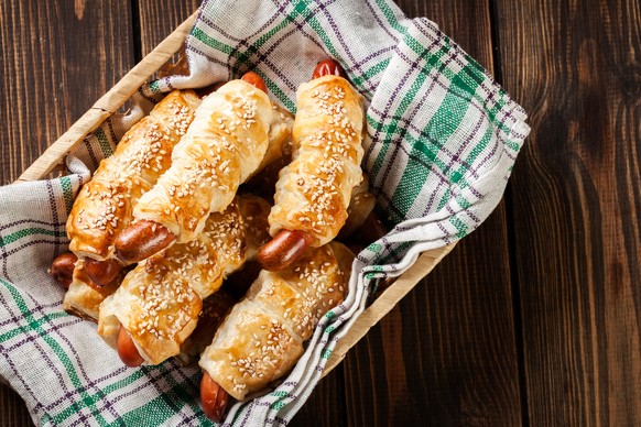 Zu diesem Bild schreibt sie allerdings: «Das ist nicht wirklich ein optimales Symbolbild, weil: Wer serviert Wienerli im Teig in einem Körbchen? Niemand.»