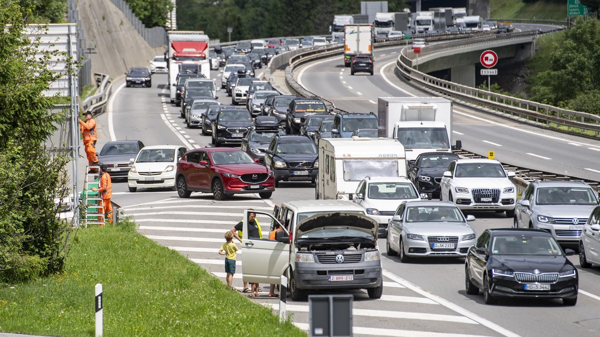Der Ferienreiseverkehr vor dem Gotthardtunnel zwischen Amsteg und Goeschenen auf der Autobahn A2 staut sich bis auf einer Laenge von 7 Kilometern, am Freitag, 9. Juli 2021. (KEYSTONE/Urs Flueeler)