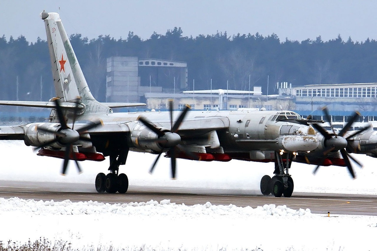 Ch-101-Marschflugkörper (rot) unter den Tragflächen einer Tu-95MSM
https://commons.wikimedia.org/w/index.php?curid=46912231