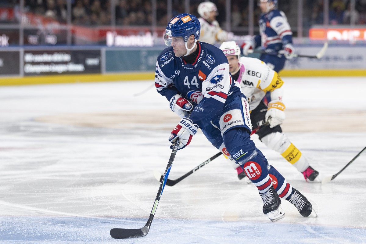 Mikko Lehtonen (ZSC) in Aktion bei dem Spiel der Eishockey National League zwischen den ZSC Lions und dem HC Ajoie am Dienstag, 24. Februar 2026 in der Swiss Life Arena in Zuerich. (KEYSTONE/Claudio T ...