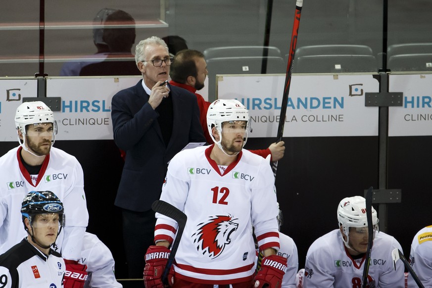 Lausanne's Head coach Craig McTavish reacts behind his players, during a National League regular season game of the Swiss Championship between Geneve-Servette HC and Lausanne HC behind closed doors, a ...