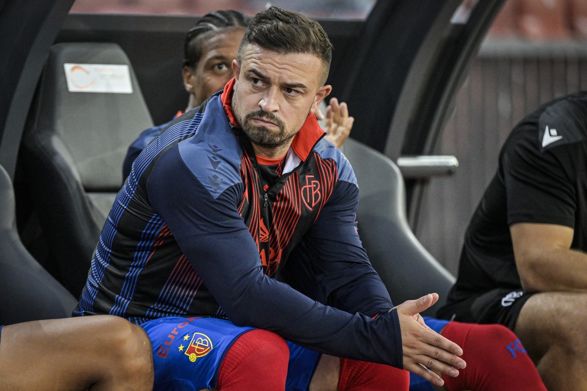 Xherdan Shaqiri sitzt auf der Bank beim Fussballspiel der Super League zwischen dem FC Zuerich (FCZ) und dem FC Basel (FCB), am Samstag, 22. August 2026 im Stadion Letzigrund in Zuerich. (KEYSTONE/Gia ...