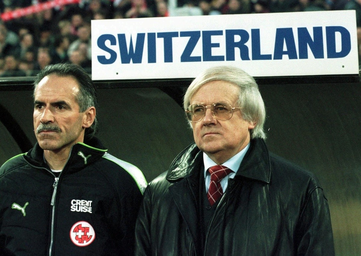 EM-Qualifikationsspiel Weissrussland-Schweiz am 27. Maerz 1999 im Dynamo-Stadion von Minsk: Der Schweizer Nati-Trainer Gilbert Gress (rechts) mit seinem Assistenten Hans-Peter "Bidu" Zaugg w ...