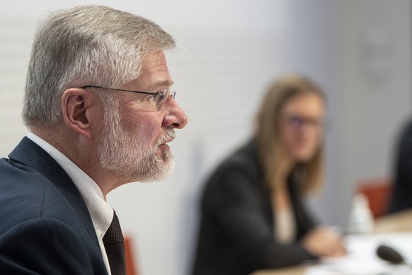 Rudolf Hauri, Praesident Vereinigung der Kantonsaerztinnen und Kantonsaerzte, links, und Virginie Masserey, Leiterin Sektion Infektionskontrolle vom BAG, aeussern sich an einem Point de Presse zur Cov ...