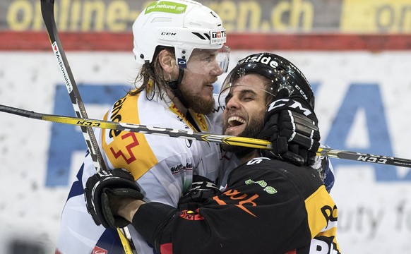 Berns Thomas Ruefenacht, rechts, und Biels Marco Maurer teilen Nettigkeiten aus im dritten Eishockey Playoff-Viertelfinalspiel der National League A zwischen dem SC Bern und dem EHC Biel am Donnerstag ...