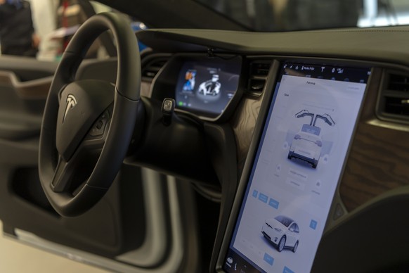 ARCHIV - ZUR MK ZUR BESCHAFFUNG VON ALARMPIKETT-FAHRZEUGEN (TESLA) FUER DIE KANTONSPOLIZEI BASEL-STADT AM DONNERSTAG, 14. FEBRUAR 2019, STELLEN WIR IHNEN FOLGENDES BILDMATERIAL ZUR VERFUEGUNG - Ein Te ...