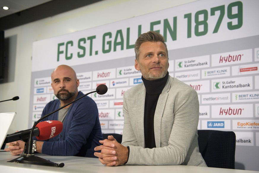 Giorgio Contini, Trainer des FC St. Gallen, links, und Alain Sutter, der neue Sportchef des FC St. Gallen, aufgenommen am Mittwoch, 3. Januar 2018, in St. Gallen. (KEYSTONE/Gian Ehrenzeller)