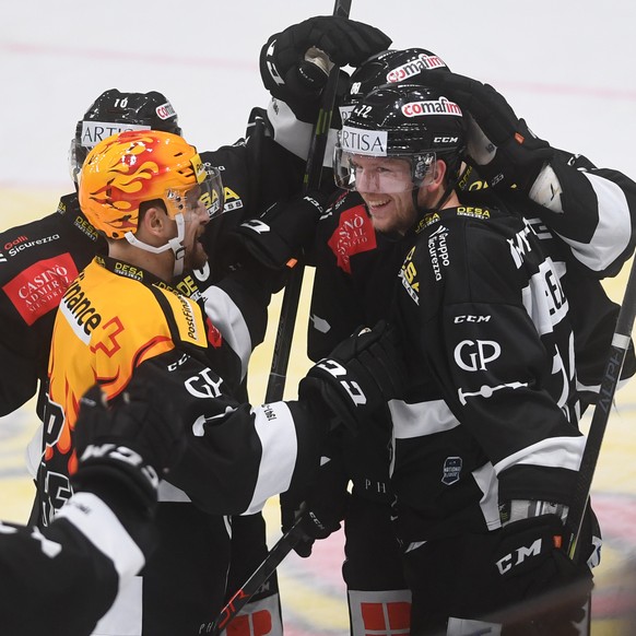 Lugano?s player Tim Heed, right, celebrates with his teammates the 5-4 goal, during the preliminary round game of the National League (NLA) Swiss Championship between HC Lugano and HC Fribourg-Gottero ...