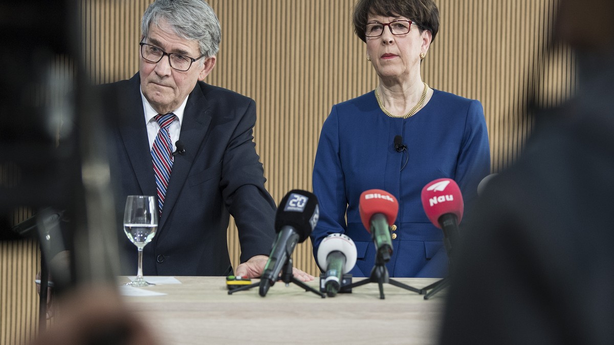 Urs Schwaller, Praesident des Verwaltungsrats, links, und Susanne Ruoff, CEO, sprechen an der Bilanzmedienkonferenz der Schweizerischen Post AG, am Donnerstag, 8. Maerz 2018 in Bern. (KEYSTONE/Peter S ...