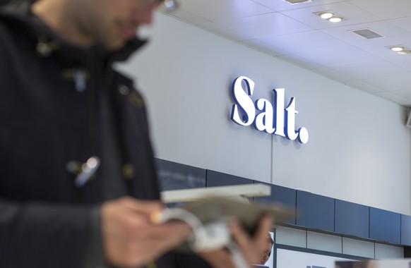 ZU DEN JAHRESZAHLEN VOM MOBILFUNKANBIETER SALT, STELLEN WIR IHNEN HEUTE, 14. MAERZ 2018, FOLGENDES BILDMATERIAL ZUR VERFUEGUNG - A customer examines a tablet computer, in the Salt store in the Niederd ...