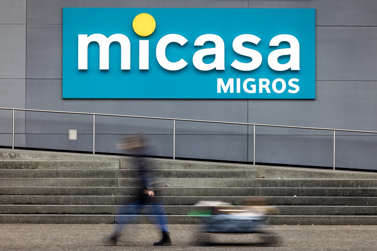 KEYPIX - Eine Frau geht mit einem Wagen neben einem Logo einer Micasa Filiale vorbei, aufgenommen am Dienstag, 25. Februar 2025 in Duebendorf. Die Migros setzt ihre Konzentration aufs Kerngeschaeft fo ...