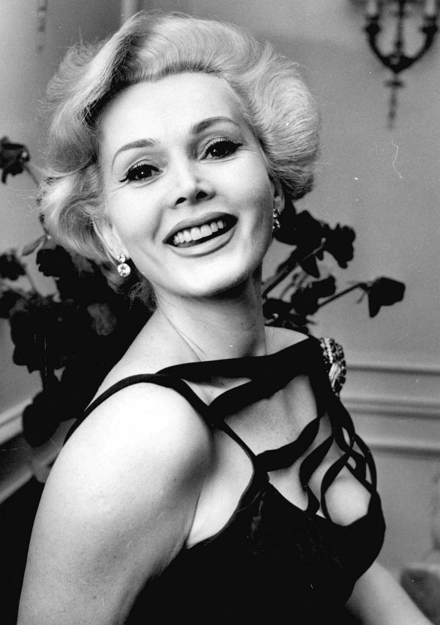 Portraet von Zsa Zsa Gabor, aufgenommen am 22. August 1957 in London. Am Freitag, 6. Februar 1998, wird die Schauspielerin, die beruehmter wegen ihrer vielen Juwelen und Ehemaenner als wegen ihrer Fil ...