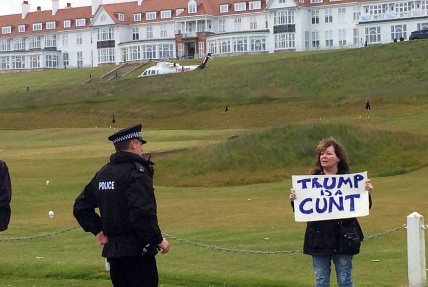 trump is a cunt schottland golf janey godley protest donald trump grossbritannien https://janeygodley.com/2016/06/28/welcomed-trump-scotland/
