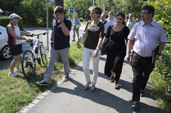 Bundespräsidentin Simonetta Sommaruga mit Journalisten auf dem Spaziergang. Auch watson ist dabei. Wer erkennt unseren Reporter auf diesem Bild?