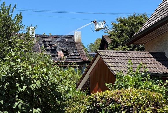 in Bassersdorf ZH geriet ein Dachstock am Donnerstag in Brand.