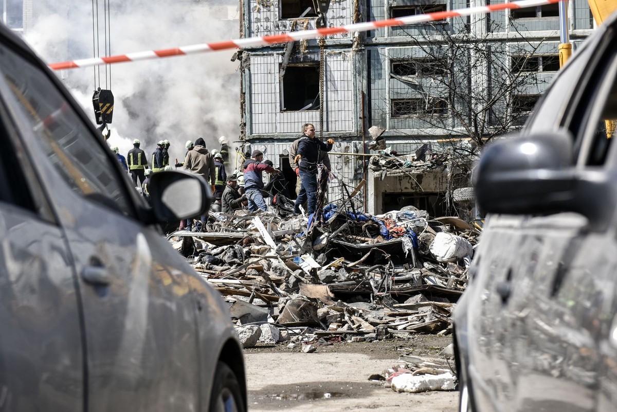 epa10596556 Rescuers work at the site of a damaged residential building after a missile attack, in Uman, Cherkasy region, central Ukraine, 28 April 2023. At least 17 people were killed as a result of  ...