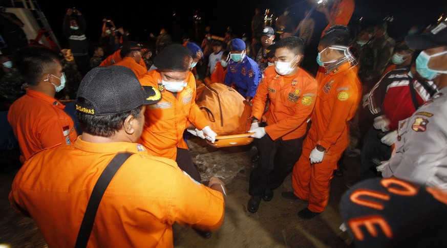 Ein Team birgt die Leiche eines Opfers des Absturzes des AirAsia-Flugs&nbsp;QZ8501.