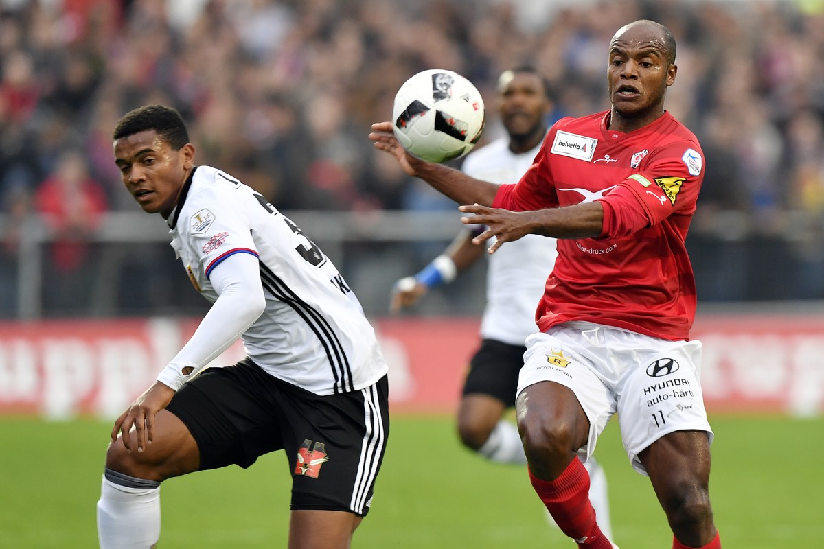 Der Basler Manuel Akanji, links, gegen den Winterthurer Silvio, rechts, beim Fussball Cup Halbfinalspiel FC Winterthur gegen den FC Basel in Winterthur am Mittwoch, 5. April 2017. (KEYSTONE/Walter Bie ...