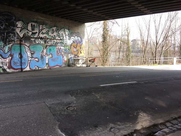 Hier errichteten die Vermummten am Samstag eine Strassenbarrikade. An der Wand: Ein Graffiti der Sprayer-Gang 031.