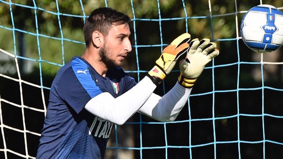 epa06010403 Italy&#039;s goalkeeper Gianluigi Donnarumma in action during a training session of the Italian national soccer team at Coverciano sport center, near Florence, Italy, 04 June 2017. EPA/MAU ...