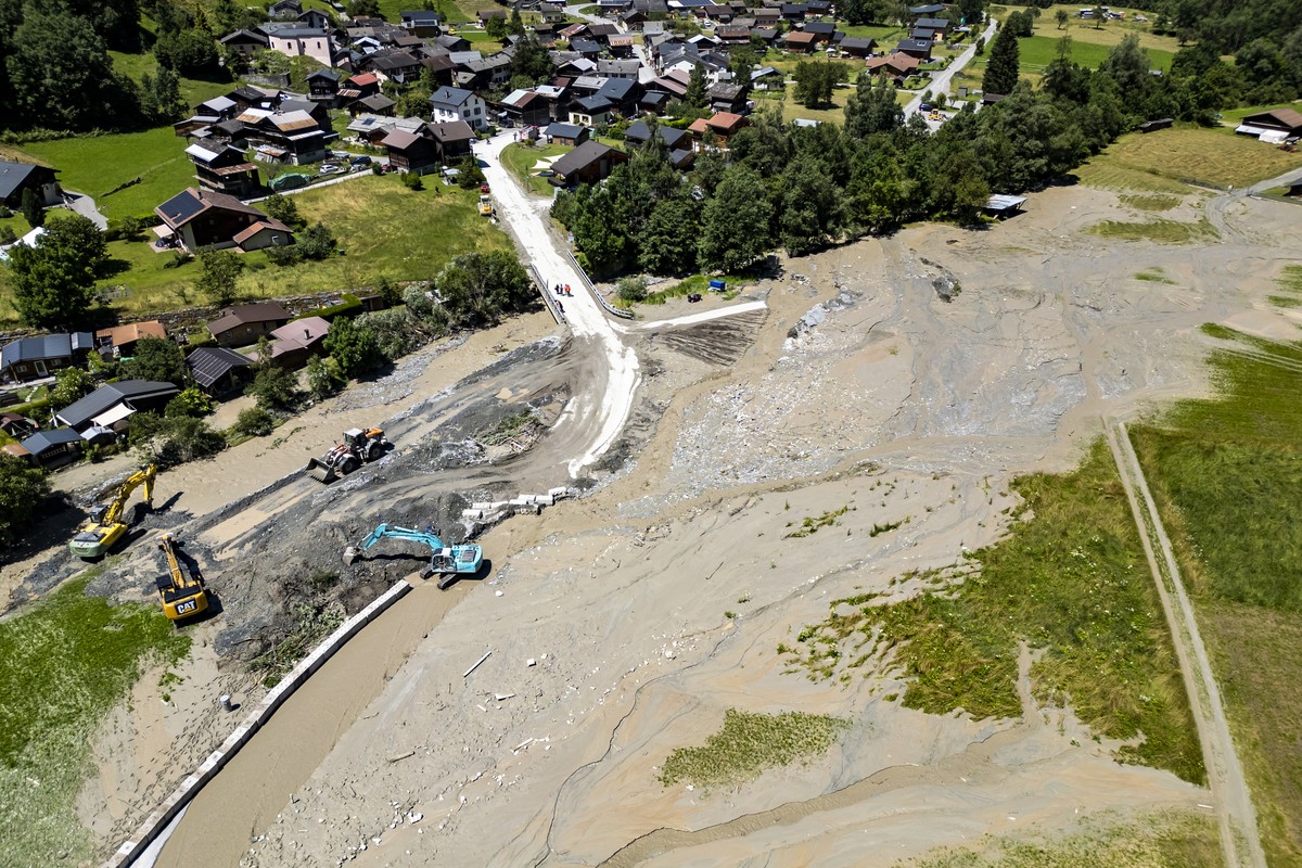 Une vue aerienne montre des ouvriers avec des pelleteuses travaillant sur la coulee de lave torrentielle provenant du torrent du Fregnoley a cote de la riviere la Dranse de Bagnes le jeudi 4 juillet 2 ...