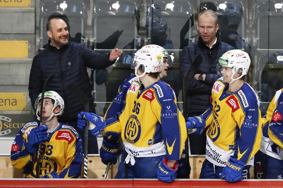 Davos&#039; Cheftrainer Christian Wohlwend , links, und Assistenztrainer Johan Lundskog, rechts, im Gespraech mit ihren Spielern Yannick Frehner, Simon Knak und David Ullstroem, vorne von links, im Ei ...