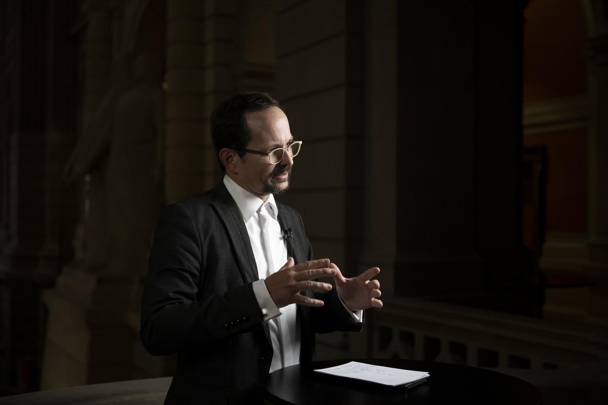 Balthasar Glaettli, Parteipraesident Gruene Schweiz und Nationalrat GP-ZH, gibt ein Interview, am Wahltag der Eidgenoessischen Parlamentswahlen, am Sonntag, 22. Oktober 2023, im Bundeshaus, in Bern. D ...