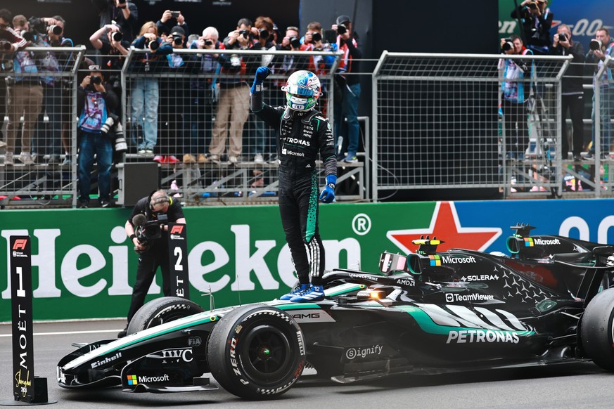 epa12820882 Mercedes driver Andrea Kimi Antonelli of Italy poses after winning the 2026 Formula 1 Chinese Grand Prix, in Shanghai, China, 15 March 2026. EPA/ALEX PLAVEVSKI