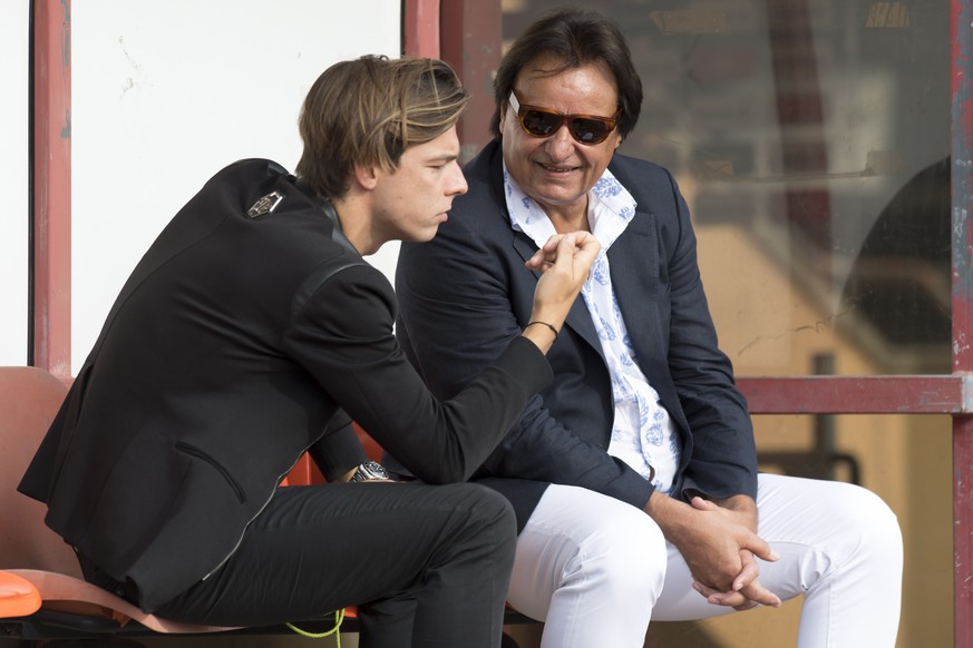 Le president du FC Sion Christian Constantin, droite, et son fils et team manager Barthelemy Constantin, gauche, observent depuis le bord du terrain lors de la rencontre de football du 2eme tour 1/16  ...